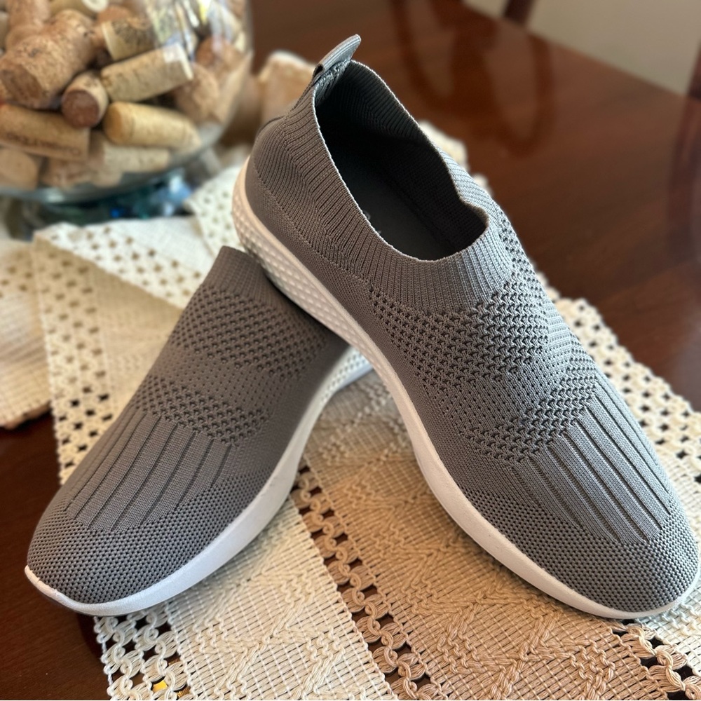 Tommy Bahama Pull On Sneakers. Gray. Size 9.5